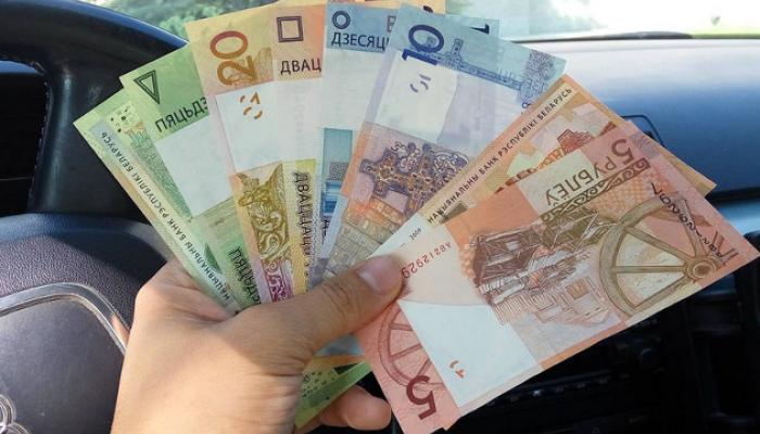Бюджетникам обещают дважды повысить зарплаты в 2019 году. В январе их заработки упали на 112 рублей