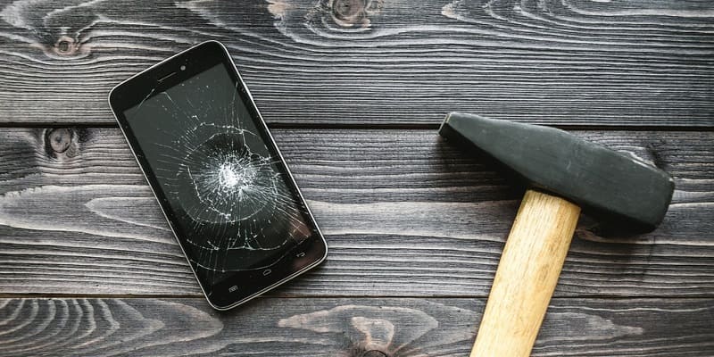 Китайских школьников заставили разбить смартфоны за пользование ими на уроках