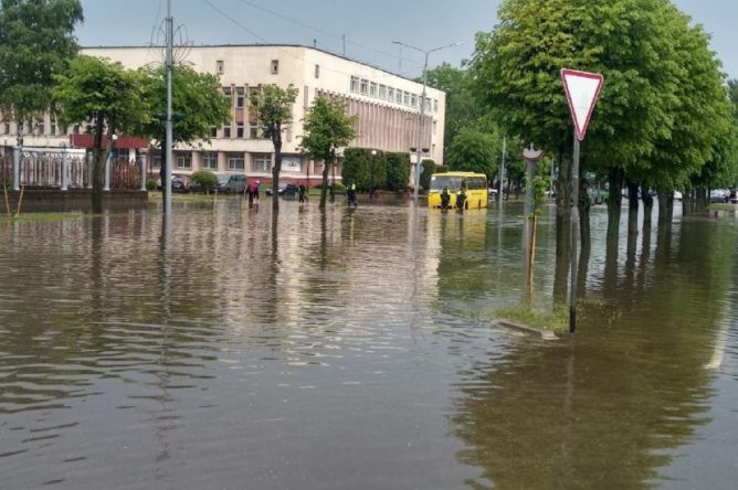 Чересчур «оранжевый» уровень. Новополоцк затопило после ливня