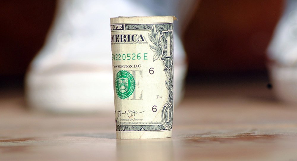Доллар потерял в пятницу почти полторы копейки