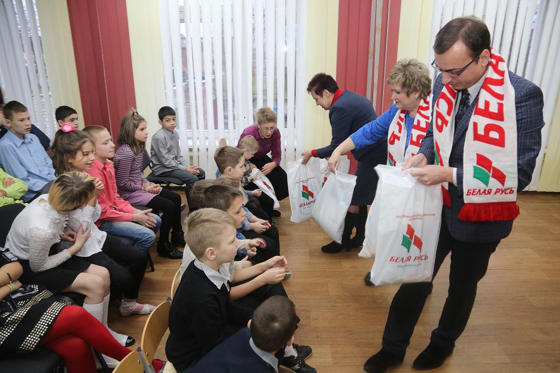 Представители общественного объединения «Белая Русь» заглянули с праздником и подарками в социальный приют