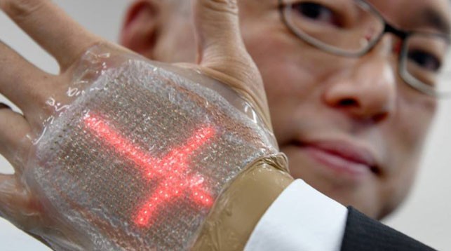 Японцы представили эластичный дисплей, который можно приклеить на тело