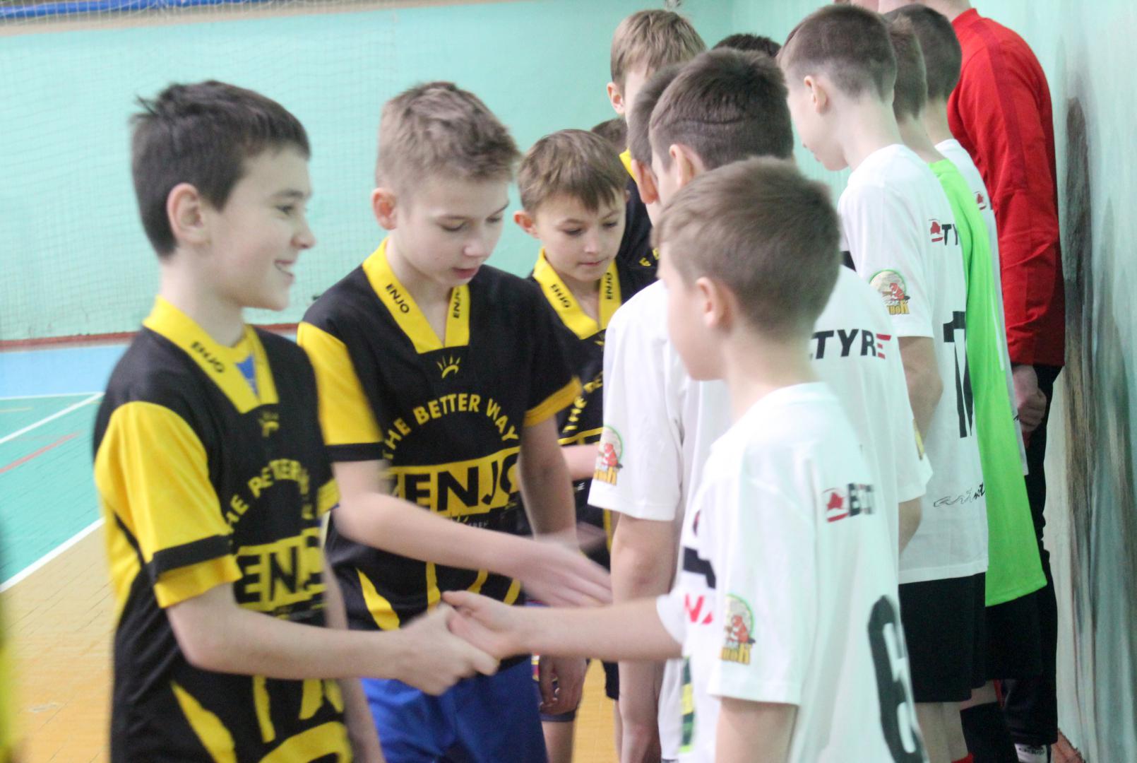 Шесть команд сражаются на турнире по мини-футболу памяти заслуженного тренера Владимира Сосункевича