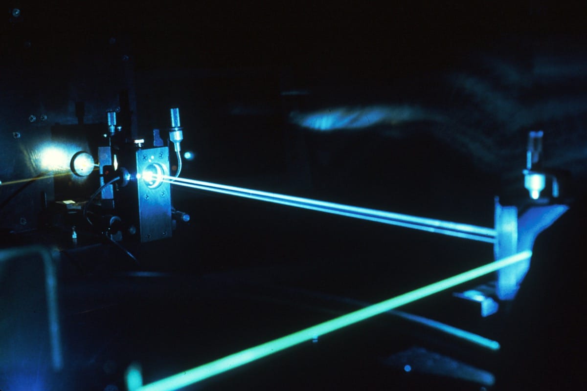 Ученые создали лазер для удаленной зарядки смартфона