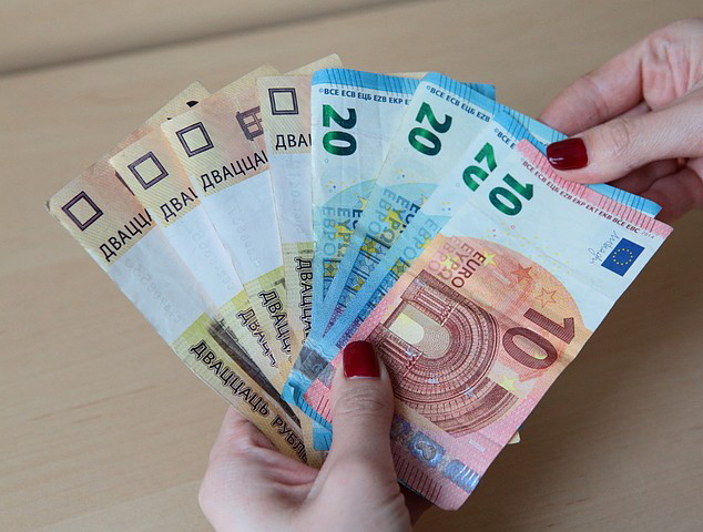 Белорусы стали чаще выбирать рублевые вклады