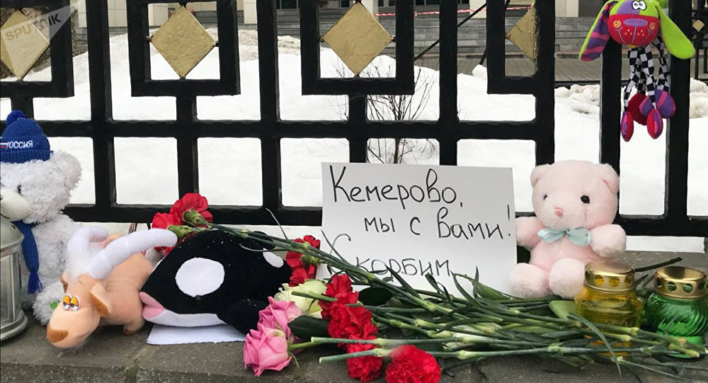 Цветы, игрушки и свечи: минчане соболезнуют жителям Кемерово