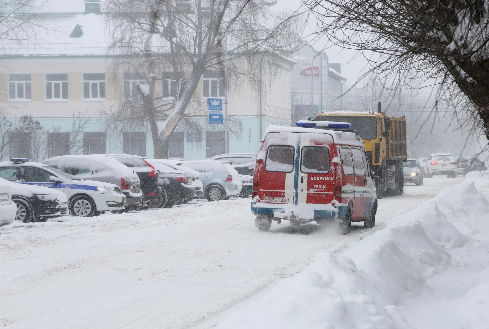 Снег в Бобруйске убирают в три смены