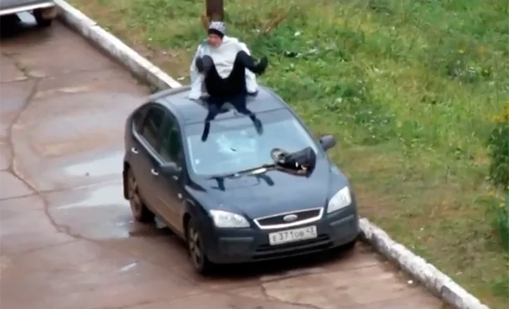 В Бобруйске мужчина танцевал на капоте чужой машины