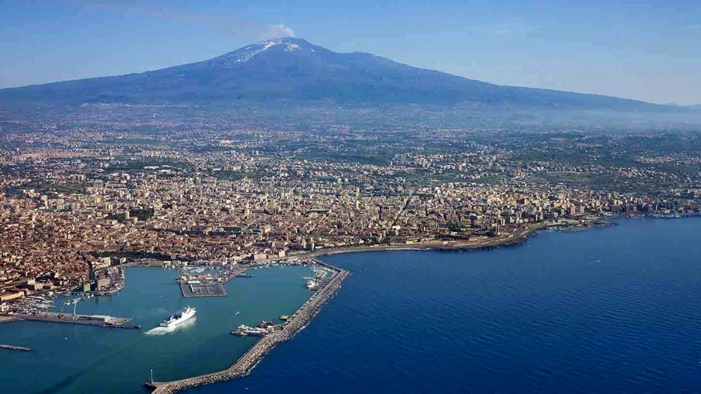 Вулкан Этна сползает к Средиземному морю