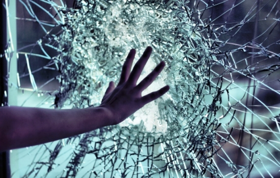 Бобруйчанин побил стекла в торговых павильонах на остановке