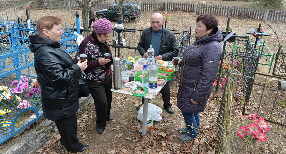 Милиция разрешила культурно выпить на кладбищах на Радуницу