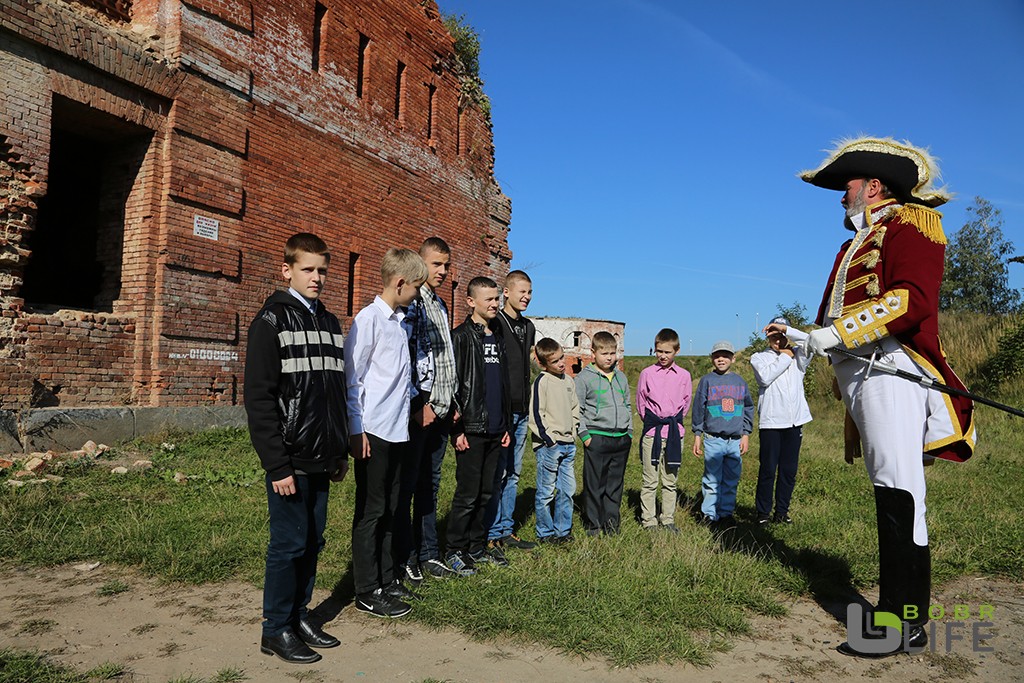 Воспитанники социального приюта познакомились с комендантом Бобруйской крепости и поучаствовали в квесте