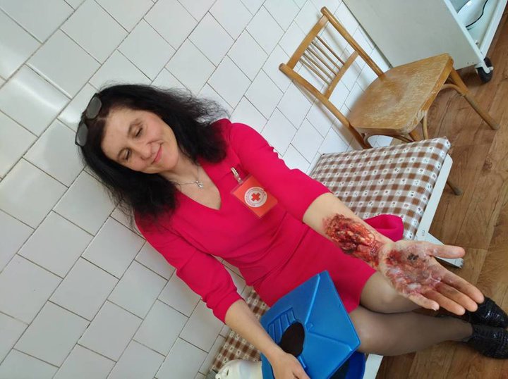 В Бобруйске волонтер сделала на себе ну очень реалистичные «раны» для детского конкурса ГАИ