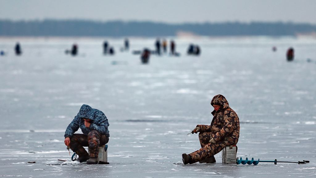 Спасательная операция ведется на Сахалине: 30 рыбаков уносит в море