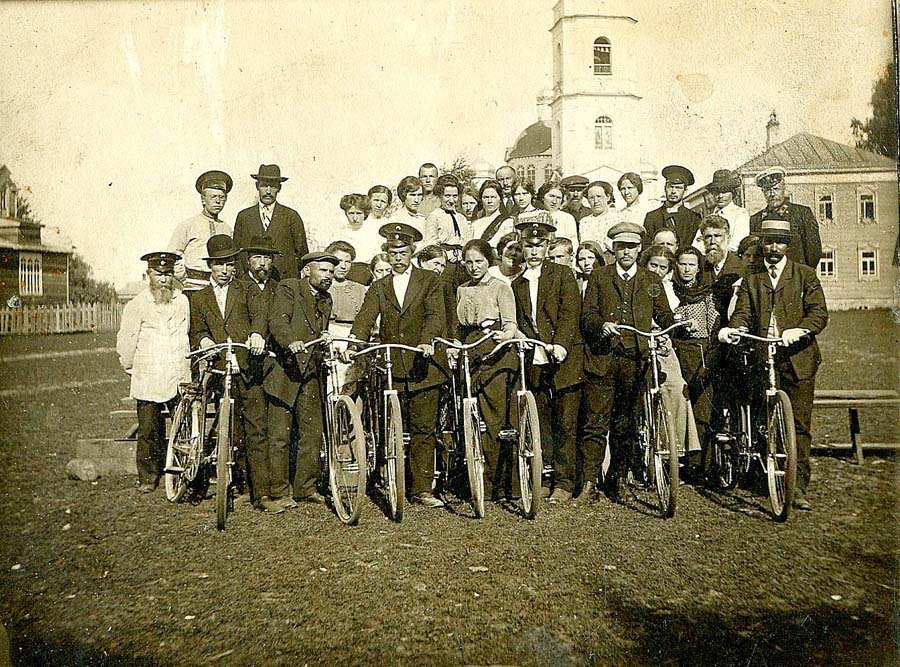 Ехали дамы, ехали дяди, ехали дети на велосипеде. Этот вид транспорта появился в городе на Березине в начале прошлого века