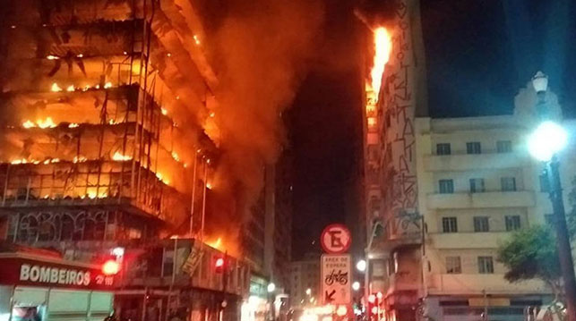 В Бразилии из-за пожара рухнул небоскреб (видео)