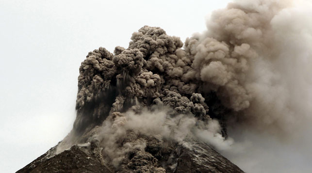 Вулкан Мерапи в Индонезии выбросил пепел на 6 тыс. метров