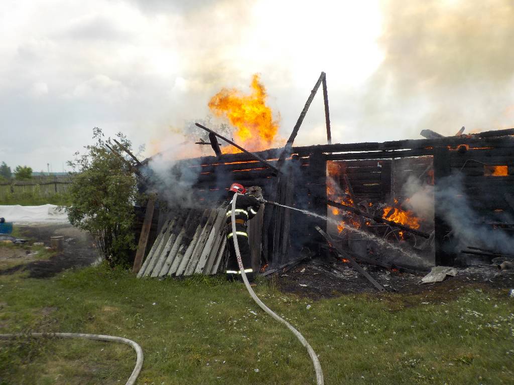 Две хозпостройки горели в Бобруйском районе