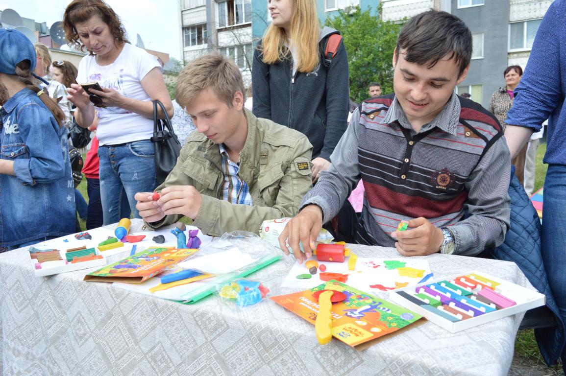 Праздник «Жить вместе – позитивно, творить добро – активно!» прошел в Бобруйске (фоторепортаж)