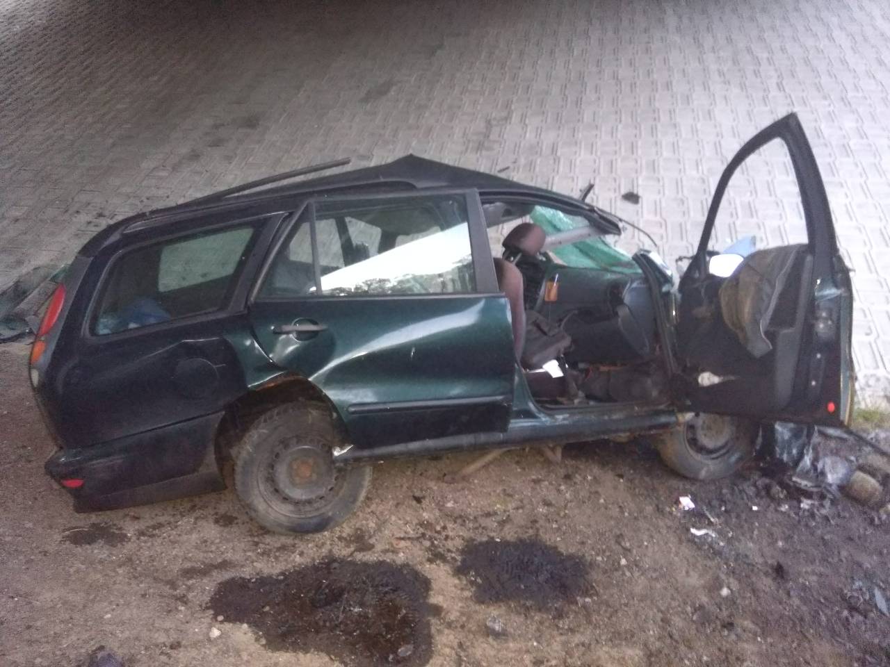 Под Могилевом легковушка врезалась в опору моста — погиб 36-летний водитель (фото)