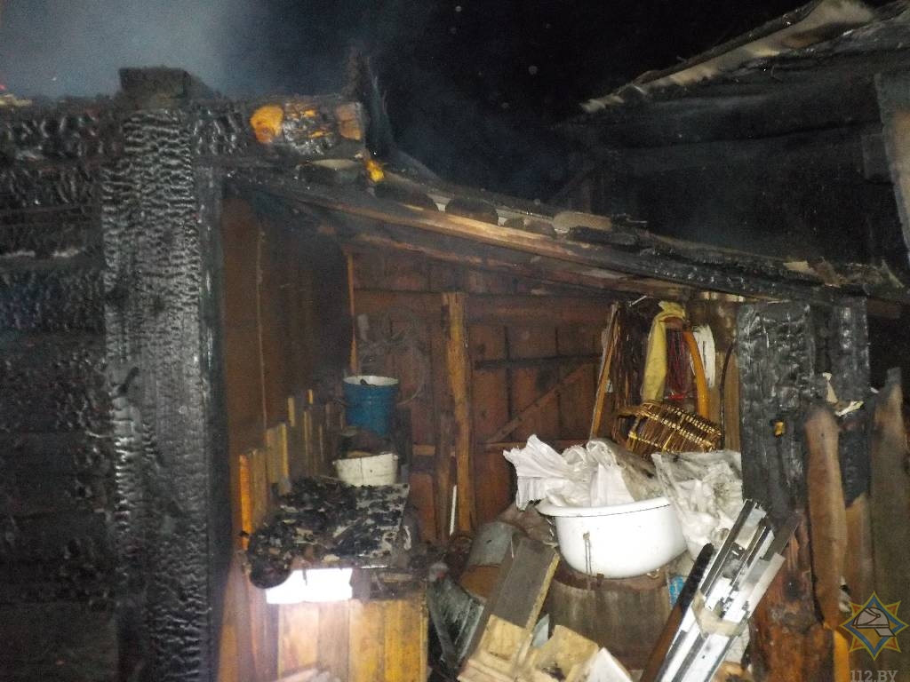 Горевшая в Бобруйском районе хозпостройка угрожала пожаром близлежащим строениям