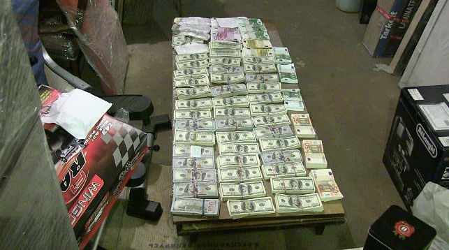 КГБ задержал за взятки директора «Белмедтехники», в его гараже найдено более $620 тыс. в эквиваленте