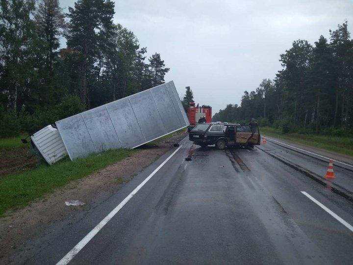 «Мерседес» и грузовик столкнулись на автодороге Могилев-Бобруйск, водитель легкового авто погиб