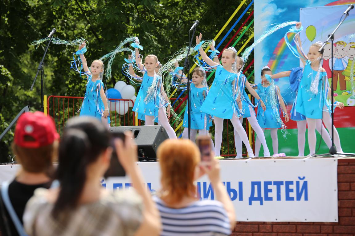 Бобруйские дети отметили в городском парке свой праздник (фоторепортаж)