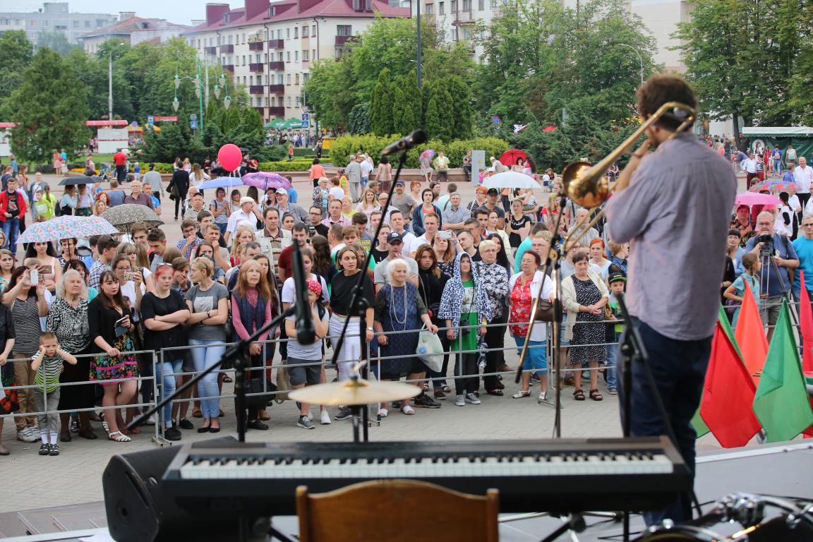Мелкий дождь и джаз, вкусные угощения и город мастеров…Бобруйск празднует день города