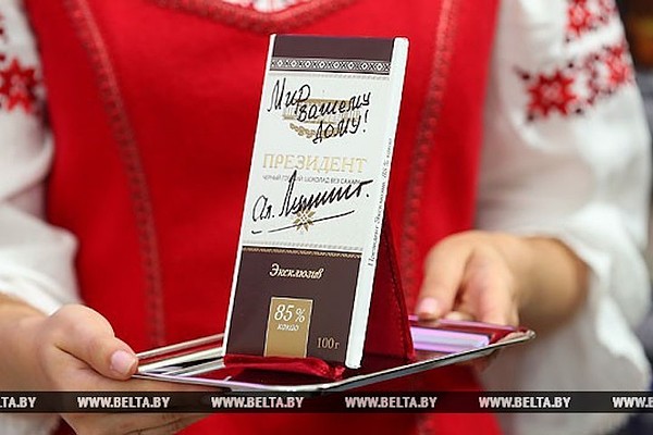 Плитку шоколада «Президент» с автографом Лукашенко продали на аукционе за $10 тысяч