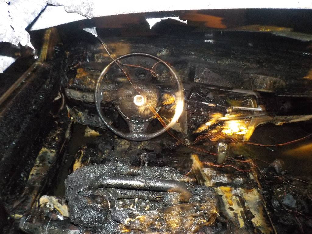 Автомобиль горел во дворе жилого дома по Ульяновской