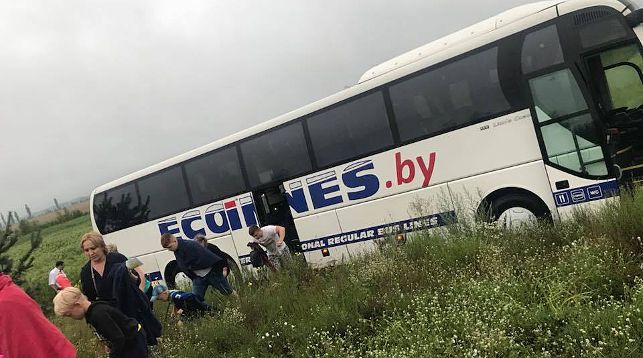 Автобус с белорусами вылетел в кювет в Украине