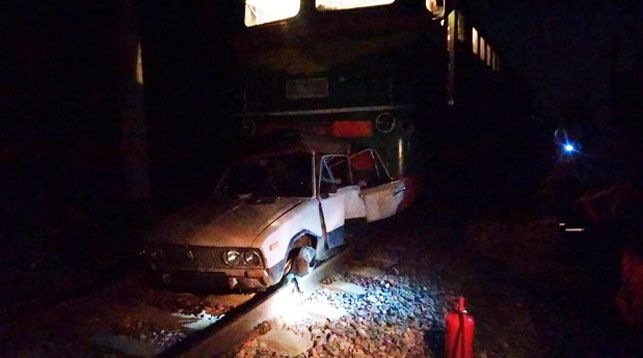 В Бобруйском районе поезд столкнулся на путях с легковушкой