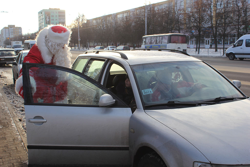 Осторожно! Бобруйские улицы патрулирует Дед Мороз
