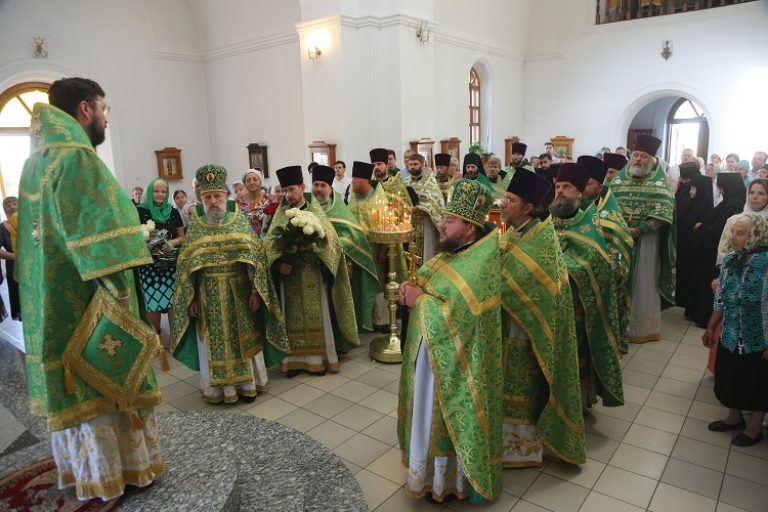 Епископ Серафим совершил божественную литургию в день своего небесного покровителя