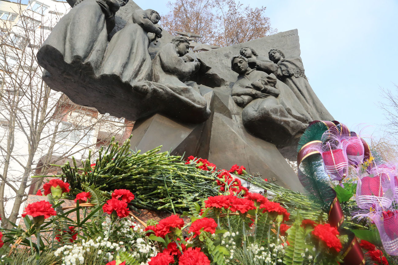 Приносите  к памятнику цветы. Два десятилетия назад в городе появился  мемориал в честь воинов-интернационалистов
