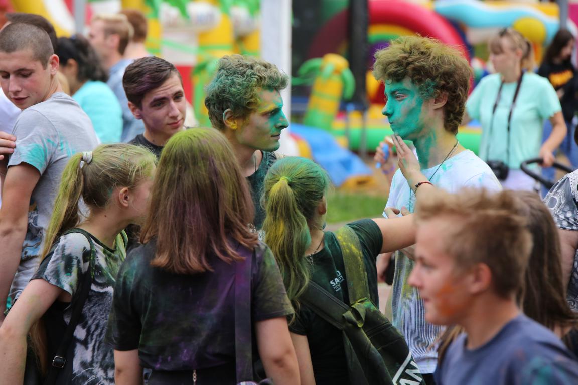 Фестиваль красок опять заглянул в бобруйский парк