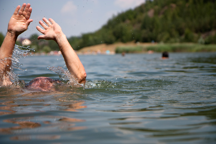В Бобруйске в искусственном водоеме утонул мужчина
