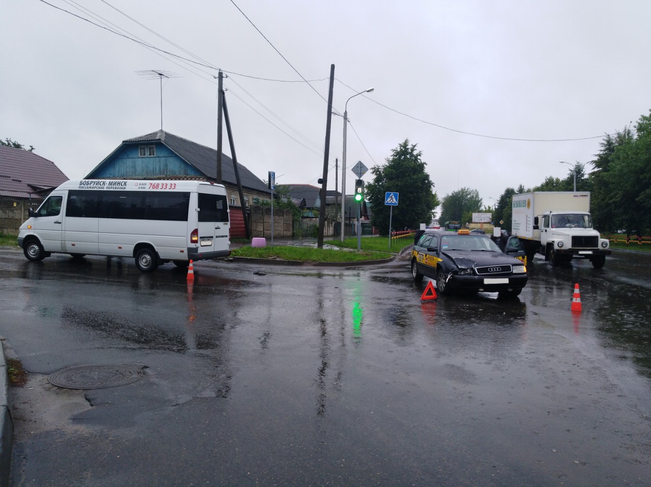 В Бобруйске маршрутка врезалась в такси: есть пострадавшие