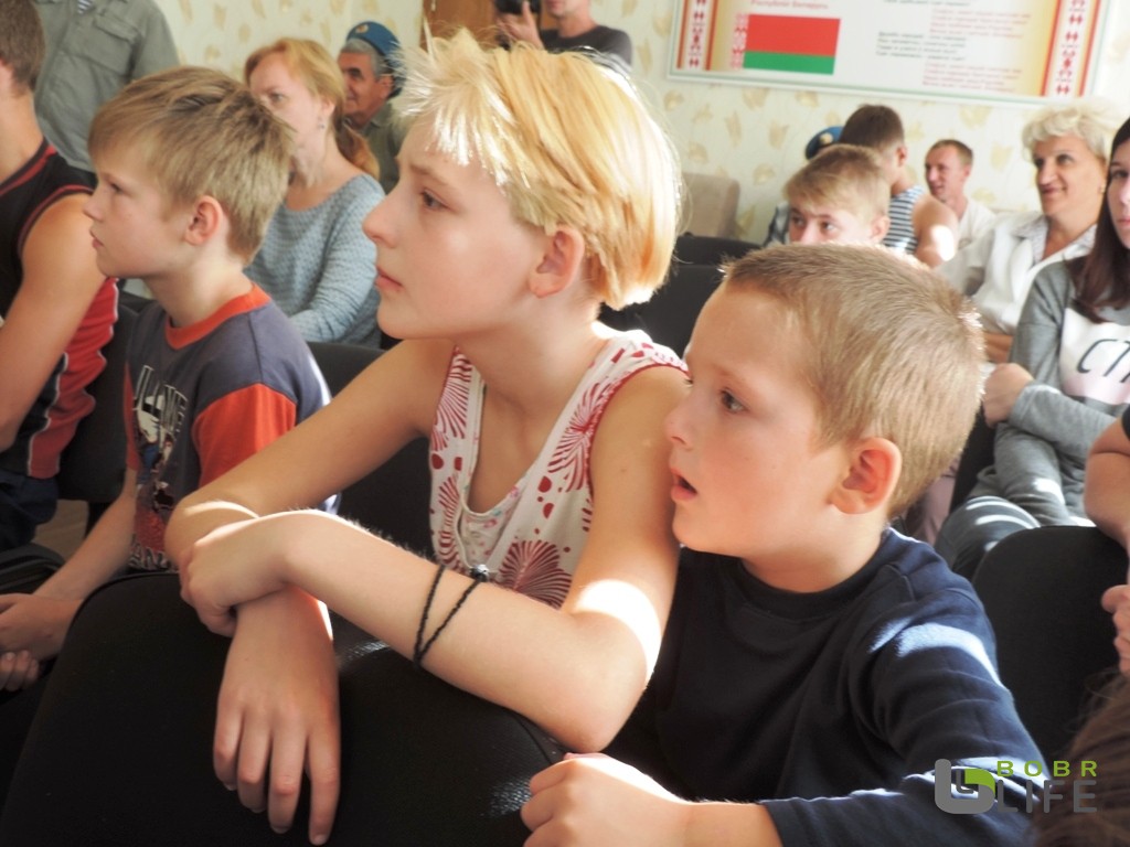 Бобруйские десантники поздравили детей приюта