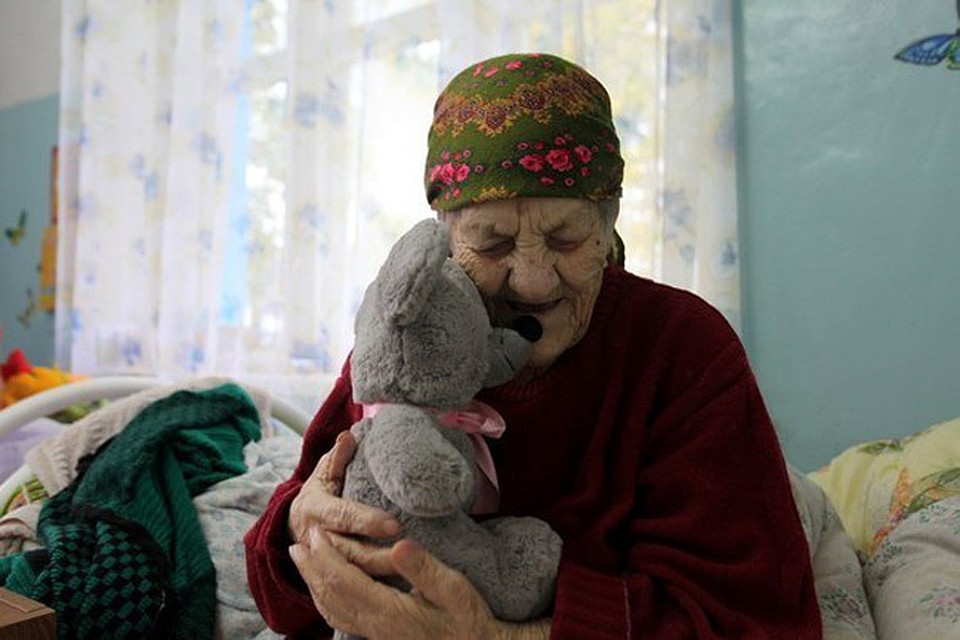 В Кировском районе стали «усыновлять» одиноких стариков