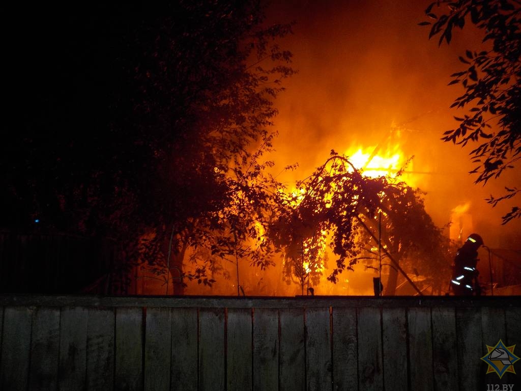 Ночью в Бобруйском районе горела дача (видео)