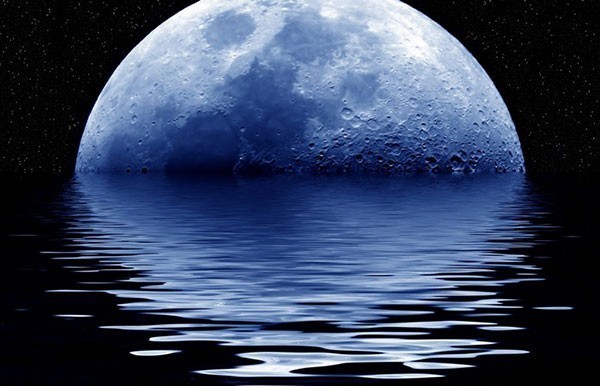 На полюсах Луны обнаружена замерзшая вода