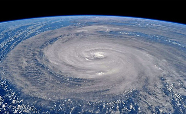 Мощный тайфун приближается к Японии: отменены около 150 авиарейсов
