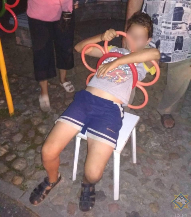 В Гродненском районе ребенок застрял в металлическом цветке. Понадобилась помощь спасателей (видео)