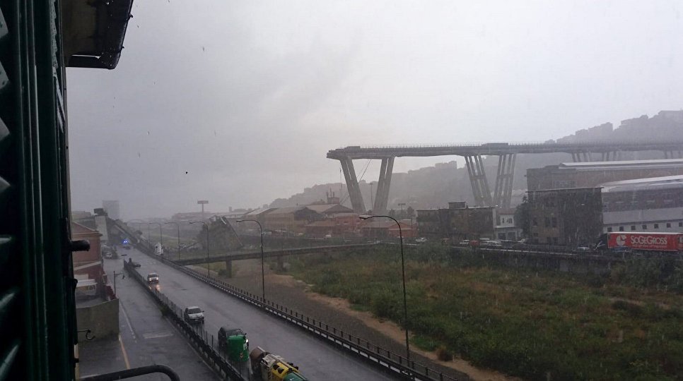 Жертвами обрушения моста в Генуе стали десятки человек