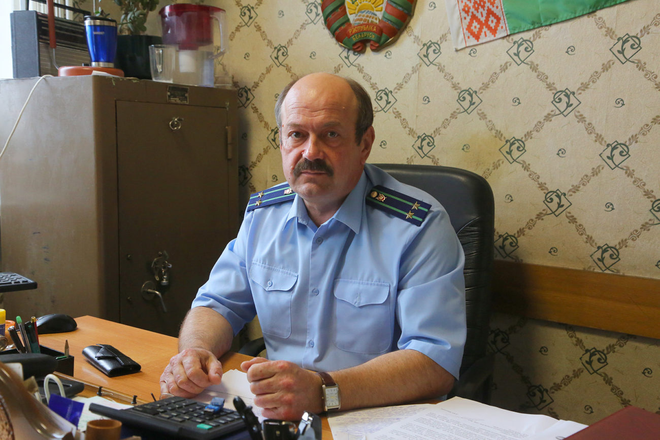 Прокурор с 30-летним стажем Николай Гайшун любит свою работу и почти не читает криминальные новости