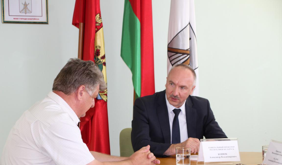 Генеральный прокурор Беларуси выслушал работников «Красного пищевика»