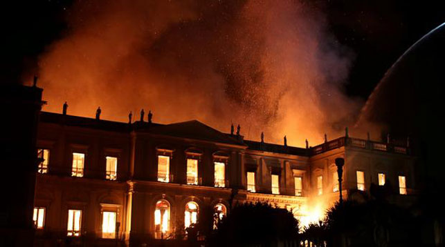 После пожара в национальном музее в Бразилии прошла акция протеста