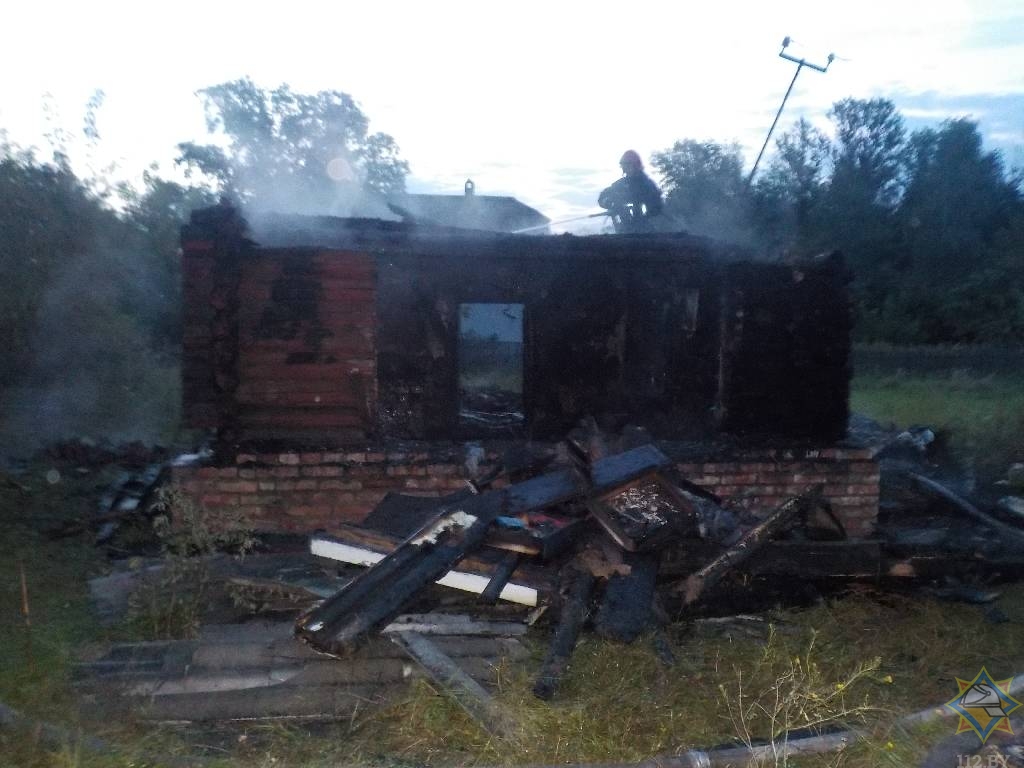 На улице Кирова под утро сгорел нежилой дом с неизвестным мужчиной